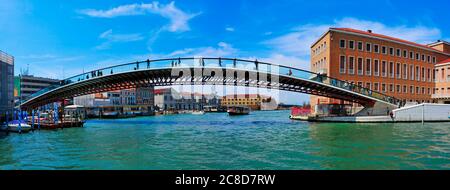 VENISE, ITALIE - AVRIL 13 : Ponte della Costituzione sur le Grand Canal le 13 avril 2013 à Venise, Italie. Ce pont conçu par Santiago Calatrava Banque D'Images