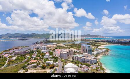 Vue aérienne de la baie de Maho et Simpson dans l'île des Caraïbes de St.Maarten Banque D'Images