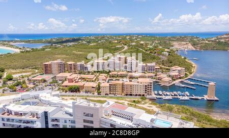 Vue aérienne de la baie de Maho et Simpson dans l'île des Caraïbes de St.Maarten Banque D'Images