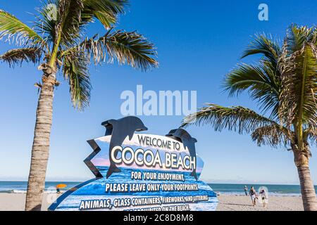 Cocoa Beach Florida,Atlantic Ocean Water public,plages de plage,panneau,logo,bienvenue,palmiers,fronde,personnes,plage,empreintes,interdire,animaux,gla Banque D'Images