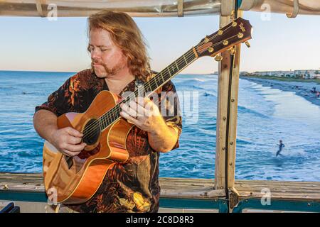 Florida Atlantic Ocean Water Brevard County, Cocoa Beach, Cocoa Beach Pier, bar bars lounge pub, extérieur, divertissement, homme hommes hommes adultes adultes, musicien, Banque D'Images