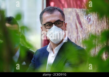 Magdebourg, Allemagne. 21 juillet 2020. Le politicien CEM Özdemir (Bündnis 90/Die Grünen) lors d'une manifestation contre l'antisémitisme au tribunal régional de Magdeburg à l'occasion du début du procès contre l'assassin de Halle. Credit: Sebastian Willnow/dpa-Zentralbild/ZB/dpa/Alay Live News Banque D'Images