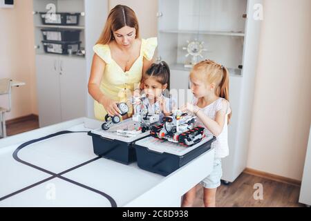Deux écolières étudient en robotique, assemblent un constructeur de robot Banque D'Images