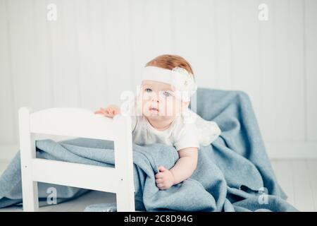 bébé au lit. Nouveau-né sous une couverture tricotée bleue.literie pour les enfants. Bébé qui se couche au lit. Un petit enfant en bonne santé peu après la naissance. T-on à maille torsadée Banque D'Images