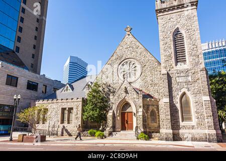 Jacksonville Floride, centre-ville, Laura Street, Snyder Memorial Church, 1903, façade, pierre sculptée, clocher, fenêtre rose, rue, trottoir, homme hommes homme homme adulte a Banque D'Images