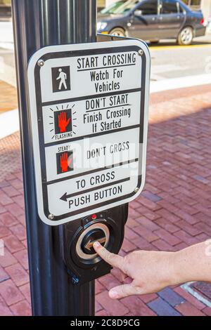 Jacksonville Florida,centre-ville,Laura Street,passage à niveau,croisement,intersection,coin,croisement,système d'avertissement,bouton,panneau,logo,instructions,special Banque D'Images