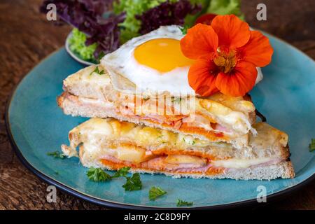 croque française madame sur une assiette bleue Banque D'Images