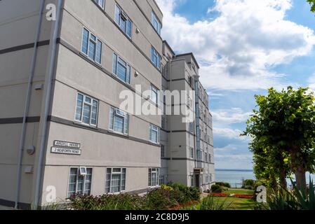 Argyll House, 2 Seaforth Road, bâtiment de style art déco à Southend on Sea, Essex, Royaume-Uni. Vue sur le front de mer et l'estuaire de la Tamise. Fleurs lumineuses Banque D'Images