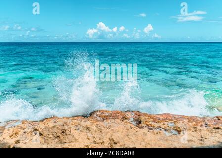 Bleu mer de l'eau de collision sur la belle plage côte. Banque D'Images