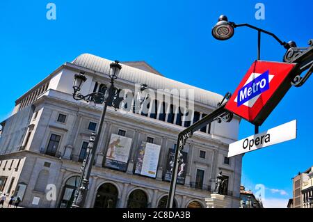 MADRID, ESPAGNE - 12 AOÛT : l'entrée de la station de métro Opéra avec le Teatro Real Opera House en arrière-plan le 12 août 2014 à Madrid, Espagne. Banque D'Images