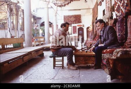 Le journaliste et auteur britannique John Diamond lors d'une visite d'un week-end à Istanbul Turquie 1989 Banque D'Images