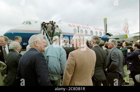 Le dernier Vickers Viscount à transporter des passagers quittant l'aéroport de Londres Heathrow en avril 1996, près de 46 ans après le premier vol passager du prototype de l'avion. Parmi les passagers, on retrouve le concepteur original de l'avion, Sir George Edwards, 87 ans, et Lord King, le président de British Airways. Banque D'Images