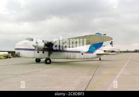 A Bristol 170 Freighter 31 enregistrement C-FDFC taxi-ing du hangar de British Airways à l'aéroport de Londres Heathrow en avril 1996. Banque D'Images