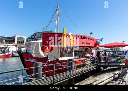 Barre à poissons «Backfisch-Udo» au canal appelé «Alter Strom» (ancien canal) dans le quartier Warnemünde de la ville de Rostock dans le Mecklembourg, Allemagne Banque D'Images