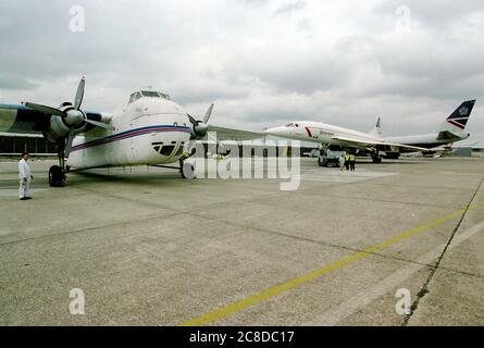 A Bristol 170 Freighter 31 enregistrement C-FDFC taxi-ing du hangar de British Airways à l'aéroport de Londres Heathrow en avril 1996. Banque D'Images