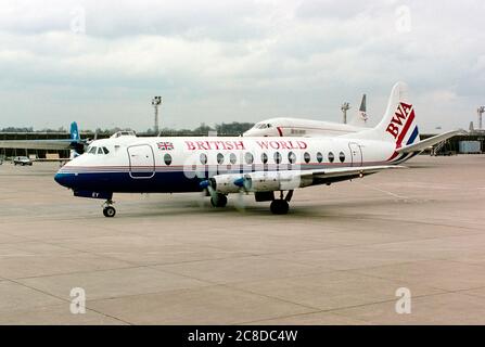 Le dernier Vickers Viscount à transporter des passagers quittant l'aéroport de Londres Heathrow en avril 1996, près de 46 ans après le premier vol passager du prototype de l'avion. Parmi les passagers, on retrouve le concepteur original de l'avion, Sir George Edwards, 87 ans, et Lord King, le président de British Airways. Banque D'Images