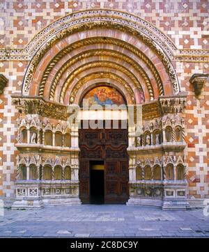 Porte principale de la basilique de Collemaggio. Banque D'Images