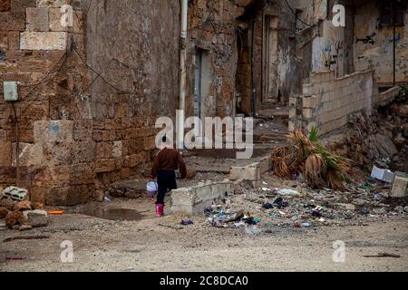 Une scène des bidonvilles de Tartus, Syrie. C'est un quartier sale et délabré avec des roubles et des détritus dans les rues abandonnées et la maison en ruines Banque D'Images