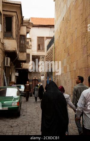 Damas, Syrie 03/28/2010: Vue sur une rue étroite dans le quartier historique de Damas. La rue pavée est entourée de vieilles maisons, d'un hiseur Banque D'Images