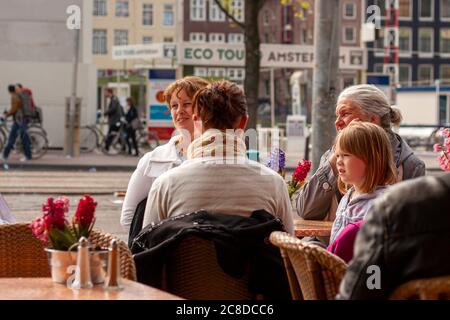Amsterdam, pays-Bas 05/15/2010: Trois générations de femmes dans une famille sont assis autour d'une table dans un café d'Amsterdam. Ils parlent et lau Banque D'Images