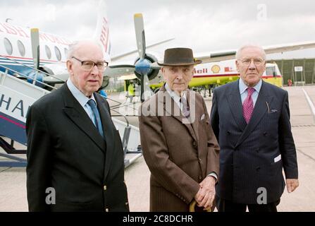 Le dernier Vickers Viscount à transporter des passagers quittant l'aéroport de Londres Heathrow en avril 1996, près de 46 ans après le premier vol passager du prototype de l'avion. Parmi les passagers, on retrouve le concepteur original de l'avion, Sir George Edwards, 87 ans, et Lord King, le président de British Airways. Banque D'Images