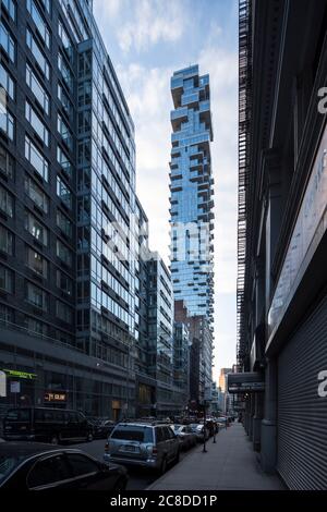 Vue sur l'élévation est en regardant vers l'ouest le long de Leonard Street. 56 Leonard Street, New York City, États-Unis. Architecte: Herzog + de Meuron, 2017. Banque D'Images