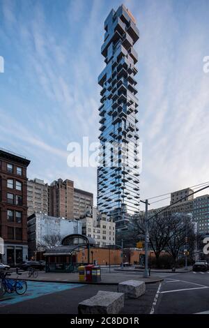 Vue sur les élévations nord et ouest de West Broadway. 56 Leonard Street, New York City, États-Unis. Architecte: Herzog + de Meuron, 2017. Banque D'Images