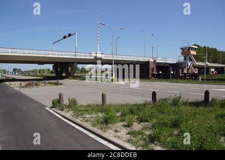 Pont (Huiswaarderbrug) à la ville hollandaise d'Alkmaar sur un canal, une piste cyclable et une route. Pays-Bas, mai Banque D'Images