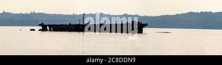 Panorama d'un navire abandonné dans la baie de Malws du fleuve Potomac. Cet endroit abrite des restes de plus de 100 naufrages de navires désaffectés et en contrebas et est Banque D'Images