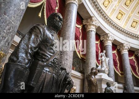 Washington, États-Unis. 23 juillet 2020. Une statue de Joseph Wheeler, un général de l'Armée confédérée, se dresse dans la salle de la statuaire du Capitole des États-Unis à Washington, DC, États-Unis, le jeudi 23 juillet 2020. La Chambre des représentants a voté mercredi pour retirer les statues confédérées du Capitole des États-Unis dans le cadre d'un effort visant à supprimer les symboles du racisme. Photo de Sarah Silbiger/UPI crédit: UPI/Alay Live News Banque D'Images