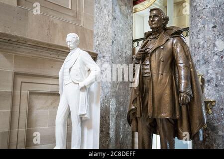 Washington, États-Unis. 23 juillet 2020. Les statues d'Uriah Milton Rose et Jefferson Davis, président des États confédérés, sont vues dans la salle de la statuaire du Capitole des États-Unis à Washington, DC, États-Unis, le jeudi 23 juillet 2020. La Chambre des représentants a voté mercredi pour retirer les statues confédérées du Capitole des États-Unis dans le cadre d'un effort visant à supprimer les symboles du racisme. Photo de Sarah Silbiger/UPI crédit: UPI/Alay Live News Banque D'Images