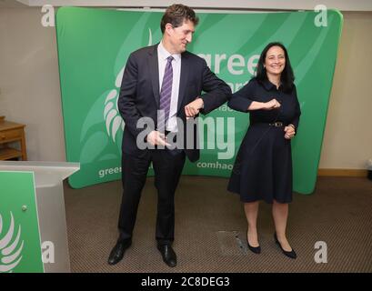 Eamon Ryan, qui a été réélu à la tête du Parti Vert IrelandÕs à l'hôtel Brooks de Dublin avec la chef adjointe Catherine Martin. Banque D'Images