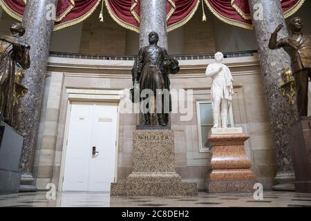 Washington, États-Unis. 23 juillet 2020. Une statue de Joseph Wheeler, un général de l'Armée confédérée, se dresse dans la salle de la statuaire du Capitole des États-Unis à Washington, DC, États-Unis, le jeudi 23 juillet 2020. La Chambre des représentants a voté mercredi pour retirer les statues confédérées du Capitole des États-Unis dans le cadre d'un effort visant à supprimer les symboles du racisme. Photo de Sarah Silbiger/UPI crédit: UPI/Alay Live News Banque D'Images