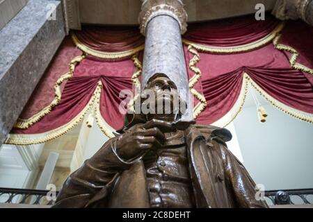 Washington, États-Unis. 23 juillet 2020. Une statue de Jefferson Davis, président des États confédérés, se trouve dans la salle de la statuaire du Capitole des États-Unis à Washington, DC, États-Unis, le jeudi 23 juillet 2020. La Chambre des représentants a voté mercredi pour retirer les statues confédérées du Capitole des États-Unis dans le cadre d'un effort visant à supprimer les symboles du racisme. Photo de Sarah Silbiger/UPI crédit: UPI/Alay Live News Banque D'Images