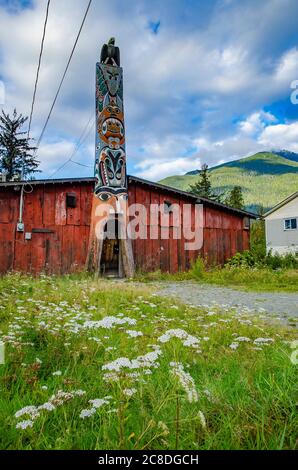 Totem entrée de bâtiment, Bella Coola, Britsih Colombie-Britannique, Canada Banque D'Images