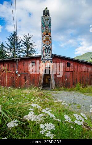 Totem entrée de bâtiment, Bella Coola, Britsih Colombie-Britannique, Canada Banque D'Images