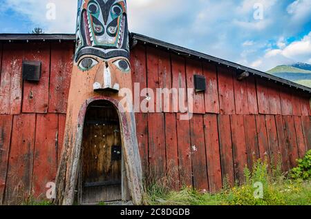 Totem entrée de bâtiment, Bella Coola, Britsih Colombie-Britannique, Canada Banque D'Images