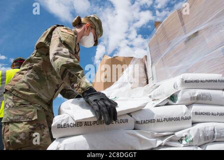 Des aviateurs du 150e Groupe de soutien de la mission se sont dirigés vers Rock Springs pour une autre livraison de nourriture à l'appui de la mission d'intervention COVID-19 de la Force opérationnelle interarmées de la Garde nationale du Nouveau-Mexique. Banque D'Images