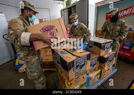 PFC de l'armée américaine. Terrion Patrick, à gauche, SPC. Kyla Bowman, centre et PFC. Raul Cabrera, tous les spécialistes culinaires de la Foxtrot Company, 250e Bataillon de soutien de brigade, Garde nationale de l'Armée du New Jersey, chargent des boîtes de bananes et de laitue dans un chariot à Veterans Haven North, Glen Gardner, N.J., 30 avril 2020. Cinq soldats de la Garde nationale du New Jersey et trois aviateurs aident le personnel de la cuisine, qui est responsable de préparer 2,400 repas par jour pour les résidents de Haven, ainsi que pour les résidents du Hunterdon Developmental Center. Veterans Haven North, qui est exploité par le New Je Banque D'Images