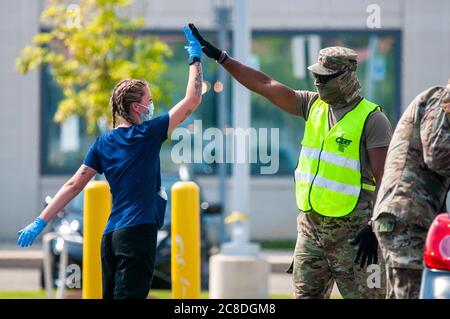 Le chef d'équipe, Raelyn Blevins, technicien médical en aérospatiale au 142e Escadron d'évacuation aéromédicale de la Garde nationale de l'air du Delaware, Sgt. Zell Flamer, réparateur d'armes légères et d'artillerie de la 262e compagnie de réparation de composants de la Garde nationale de l'Armée du Delaware, sur un site d'essai au drive-in pour le COVID-19 sur le campus de la Science, de la technologie et de la recherche avancée de l'Université du Delaware à Newark, Delaware, le 1er juillet 2020. Plus de 25 soldats et aviateurs de la Garde nationale ont appuyé les tests de salive de 1,056 personnes au campus STAR. (ÉTATS-UNIS Photo de la Garde nationale de l'armée Banque D'Images