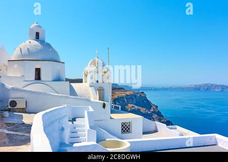 Vue avec l'église orthodoxe grecque dans la ville de Fira dans l'île de Santorini, Grèce. Paysage grec Banque D'Images