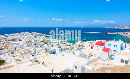 Vue panoramique sur la ville de Mykonos (Chora) par la mer, Grèce. Paysage grec Banque D'Images