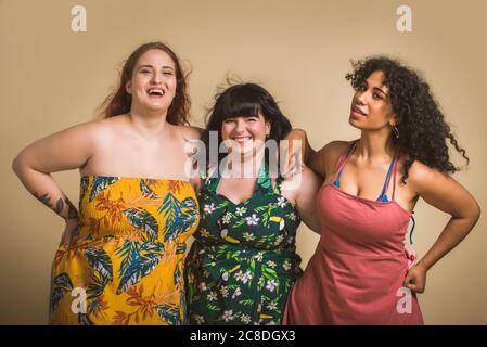 Groupe de 3 femmes surdimensionnées posant en studio - belles filles acceptant l'imperfection du corps, des photos de beauté en studio - concepts sur l'acceptation du corps, dbo Banque D'Images