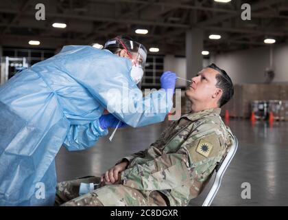 Airman First Class Mary Lawrence, une technicienne médicale affectée au 151e groupe médical, effectue un test COVID-19 sur un membre de la Garde nationale de l'Utah dans un entrepôt d'approvisionnement, le 14 mai 2020 à Salt Lake City, Utah. Plus de 120 soldats et aviateurs de la Garde nationale de l'Utah participent à la réponse COVID-19, y compris la gestion de l'approvisionnement et de l'entrepôt, la logistique et les essais. (ÉTATS-UNIS Photo de la Garde nationale aérienne par Tech. Sgt. John Winn) Banque D'Images