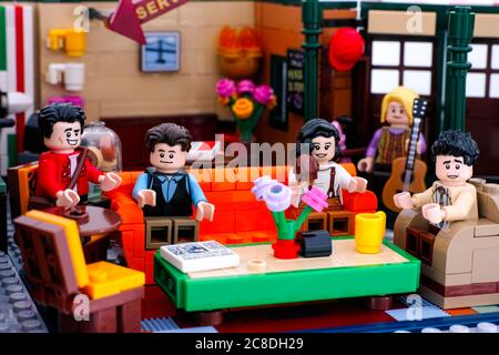 Tambov, Fédération de Russie - 03 janvier 2020 Lego Central Perk café principal coin salon avec Lego minifuges de Ross, Chandler, Monica, Joey, Phoebe. Banque D'Images