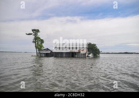 En raison de fortes pluies, la rivière déborde. Une maison partiellement submergée dans l'eau d'inondation. La ville frontalière de Sunamganj, Sylhet, Bangladesh. Banque D'Images