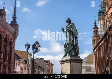 Nicolaus Copernicus monument situé en face de l'hôtel de ville gothique de la vieille ville de Torun, Voïvodeship de Poméranie Kuyavienne, Pologne Banque D'Images