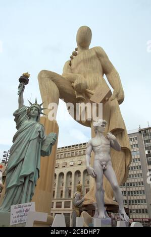 Mars 2016. Valence, Espagne. Monument de la ville de Falla dans lequel apparaissent d'importants monuments du monde Banque D'Images
