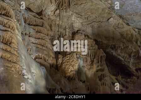 Sous le sol. Belle vue sur les stalactites et les stalagmites dans une caverne souterraine - la grotte New Athos. Formations anciennes et sacrées sous-mondiales Banque D'Images