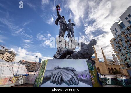 Monument sur la place des Martyrs conçu par le sculpteur italien Marino Mazzacurati à Beyrouth, Liban, mosquée Mohammad Al-Amin en arrière-plan Banque D'Images